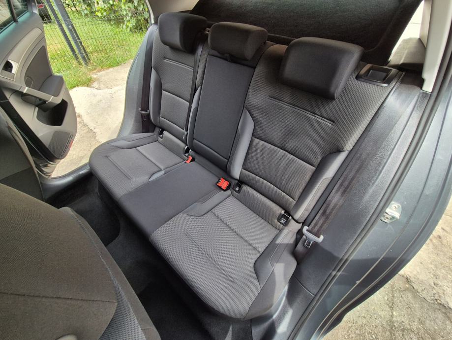 VW Golf 7 1,6 TDI*REDIZAJN*VIRTUALNI COCKPIT*KAMERA*SENZORI*JAMSTVO, fotografija 17