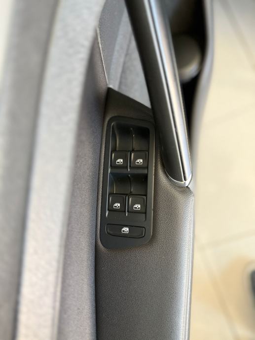 VW Golf 7 Variant 1,6 TDI BMT NAVI PARKIRNI KOŽA ALU MASAŽA, fotografija 15
