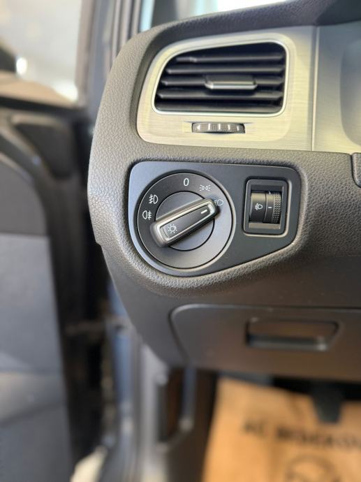 VW Golf 7 Variant 1,6 TDI BMT NAVI PARKIRNI KOŽA ALU MASAŽA, fotografija 16