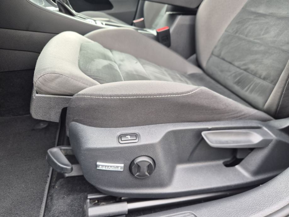 VW Golf 7.5 1.6 TDI Highline DSG, Virtual, ACC, Multilock, Navi, 17", fotografija 20