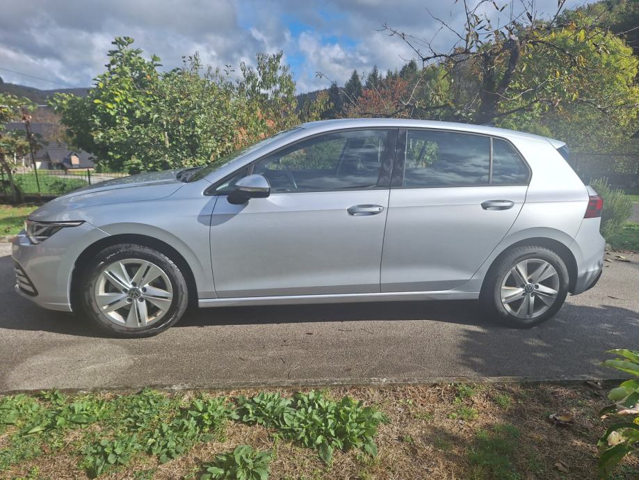 VW Golf 8 1,0 TSI Life Odlično stanje, ovlašteni servis + zimske gume, fotografija 2