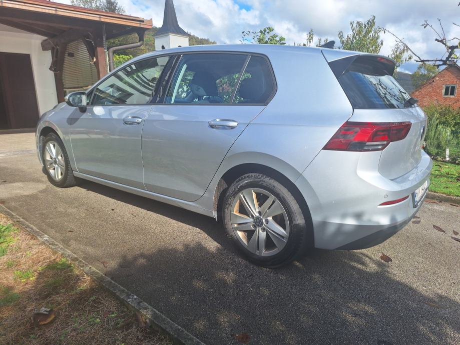 VW Golf 8 1,0 TSI Life Odlično stanje, ovlašteni servis + zimske gume, fotografija 3