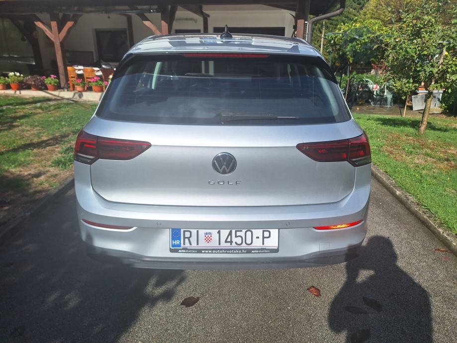 VW Golf 8 1,0 TSI Life Odlično stanje, ovlašteni servis + zimske gume, fotografija 4