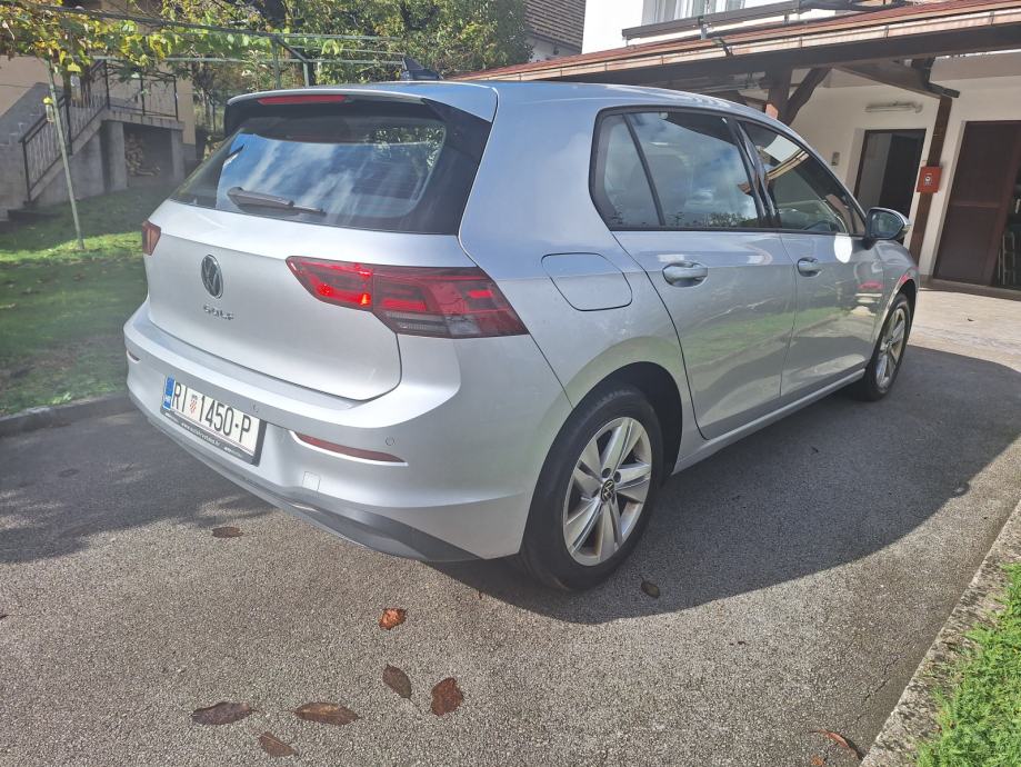 VW Golf 8 1,0 TSI Life Odlično stanje, ovlašteni servis + zimske gume, fotografija 5
