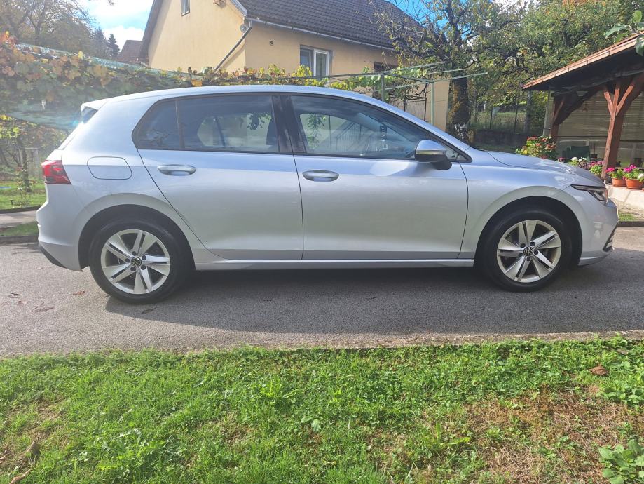 VW Golf 8 1,0 TSI Life Odlično stanje, ovlašteni servis + zimske gume, fotografija 6