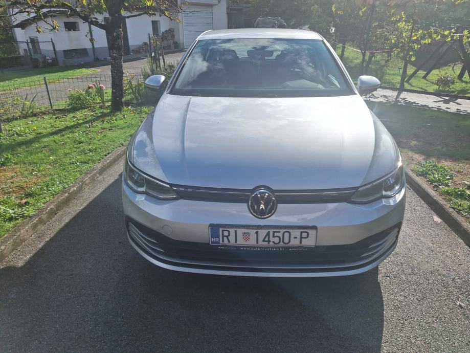 VW Golf 8 1,0 TSI Life Odlično stanje, ovlašteni servis + zimske gume, fotografija 8