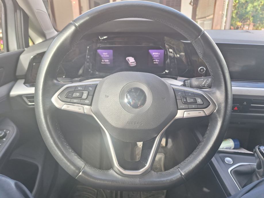VW Golf 8 1,0 TSI Life Odlično stanje, ovlašteni servis + zimske gume, fotografija 9