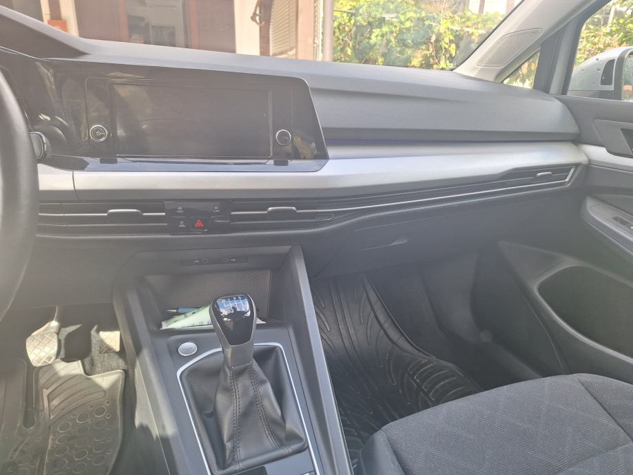 VW Golf 8 1,0 TSI Life Odlično stanje, ovlašteni servis + zimske gume, fotografija 10