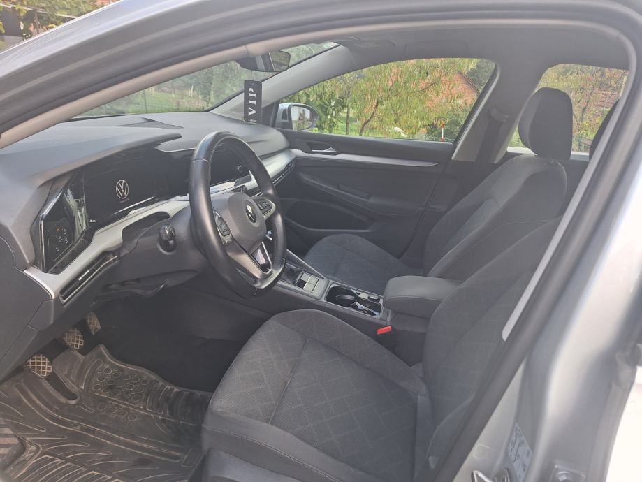 VW Golf 8 1,0 TSI Life Odlično stanje, ovlašteni servis + zimske gume, fotografija 11