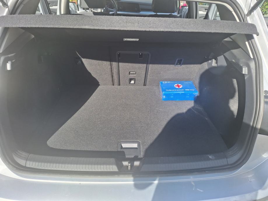 VW Golf 8 1,0 TSI Life Odlično stanje, ovlašteni servis + zimske gume, fotografija 13