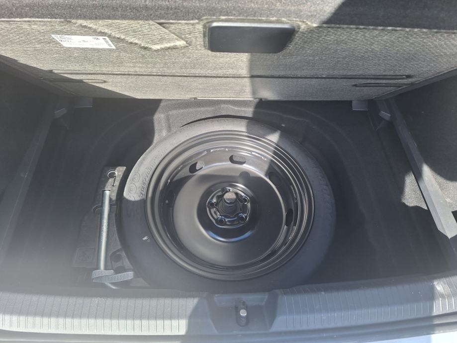 VW Golf 8 1,0 TSI Life Odlično stanje, ovlašteni servis + zimske gume, fotografija 14