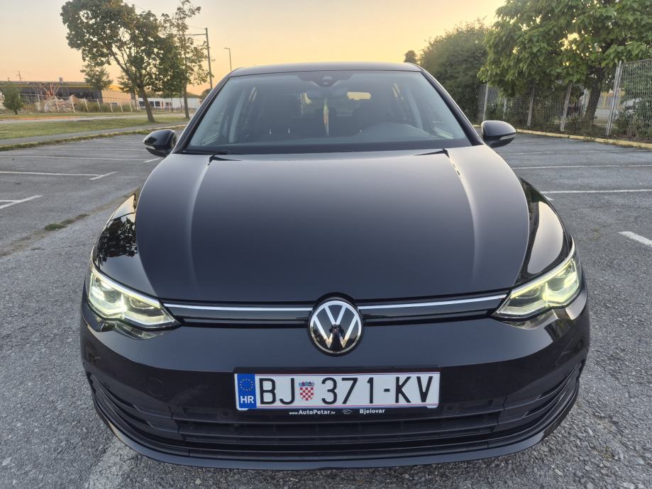 VW Golf 8 2,0 TDI,VLASNIK, SERVISNA, 150 KONJA,RUČNI MJENJAČ,IQ LIGH ., pogled izvana - slika 2