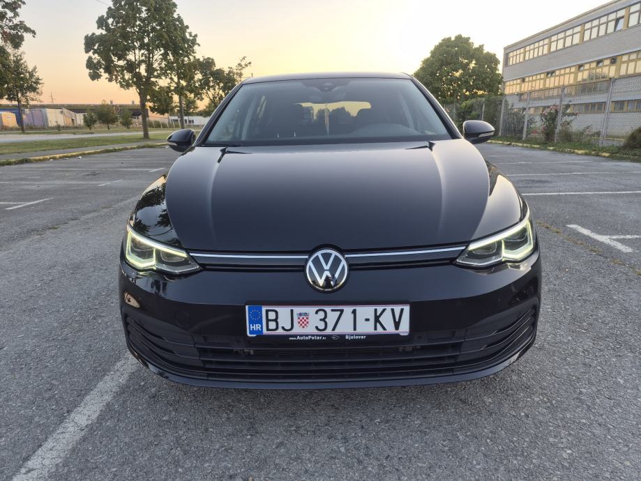 VW Golf 8 2,0 TDI,VLASNIK, SERVISNA, 150 KONJA,RUČNI MJENJAČ,IQ LIGH ., fotografija 6
