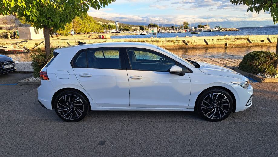 VW Golf 8 2,0 TDI ALU 18" VIRTUAL ,SERVISNA, MRTVI KUT. ODL. STANJE!!, fotografija 3
