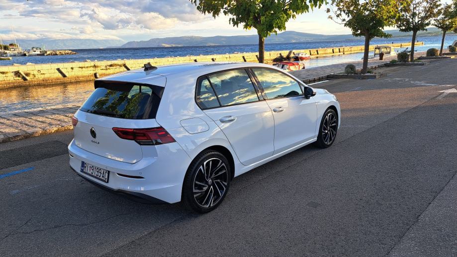 VW Golf 8 2,0 TDI ALU 18" VIRTUAL ,SERVISNA, MRTVI KUT. ODL. STANJE!!, fotografija 5