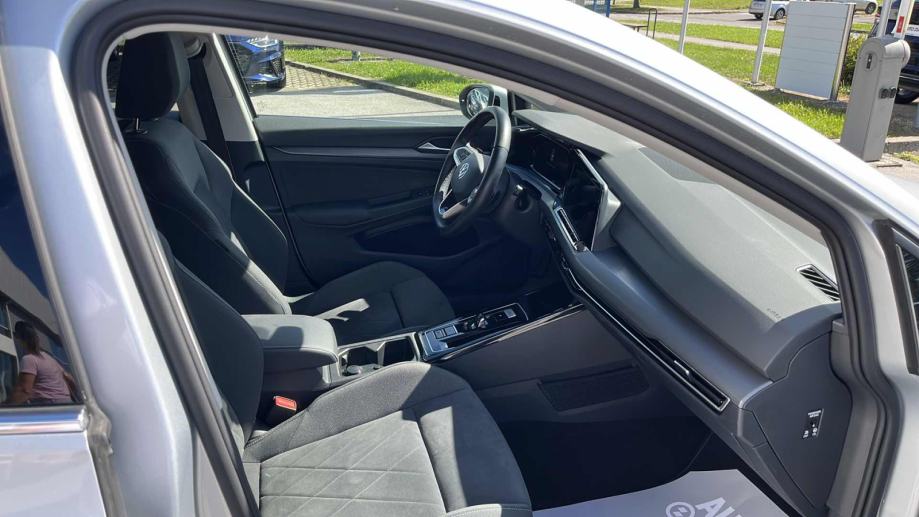 VW GOLF 8 2023 • PREMIUM jamstvo • AutoZubak Rabljena, fotografija 9