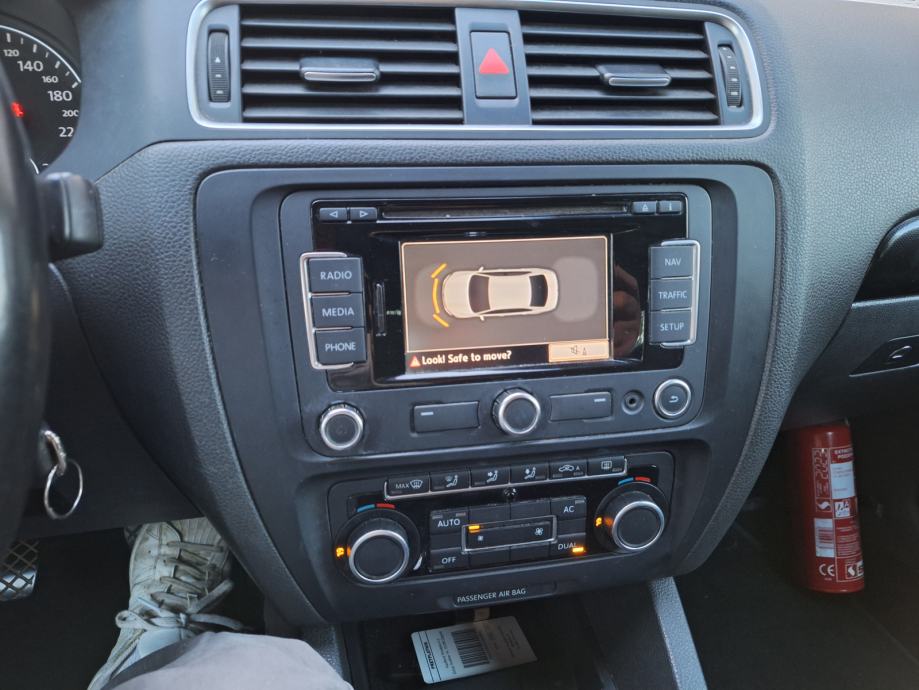 VW Jetta 1,6 TDI 77kw navigacija, aut klima, parkirni senzori, fotografija 17