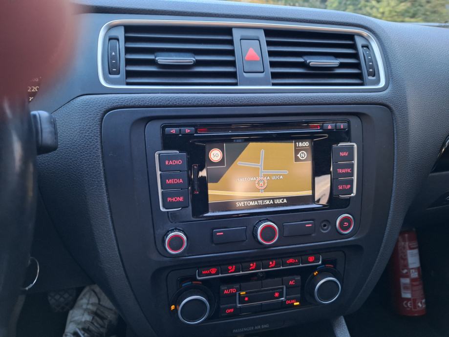 VW Jetta 1,6 TDI 77kw navigacija, aut klima, parkirni senzori, fotografija 19