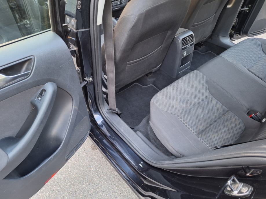 VW Jetta 1,6 TDI 77kw navigacija, aut klima, parkirni senzori, fotografija 12