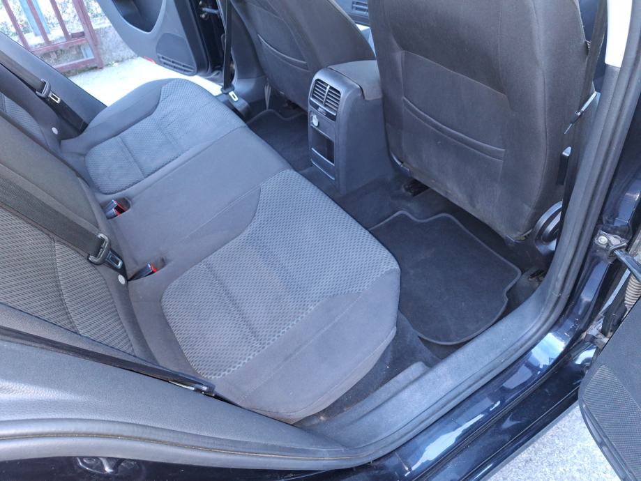 VW Jetta 1,6 TDI 77kw navigacija, aut klima, parkirni senzori, fotografija 15