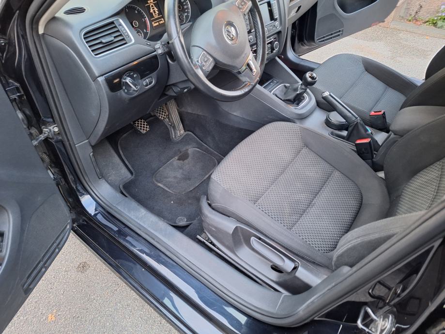 VW Jetta 1,6 TDI 77kw navigacija, aut klima, parkirni senzori, fotografija 11