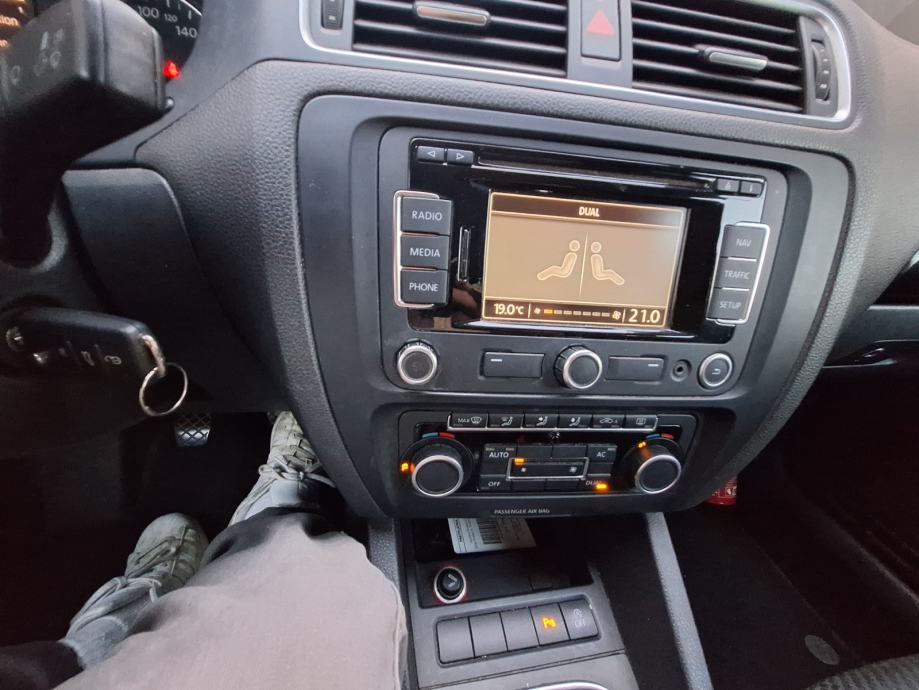 VW Jetta 1,6 TDI 77kw navigacija, aut klima, parkirni senzori, fotografija 16