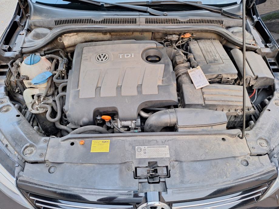 VW Jetta 1,6 TDI 77kw navigacija, aut klima, parkirni senzori, fotografija 9