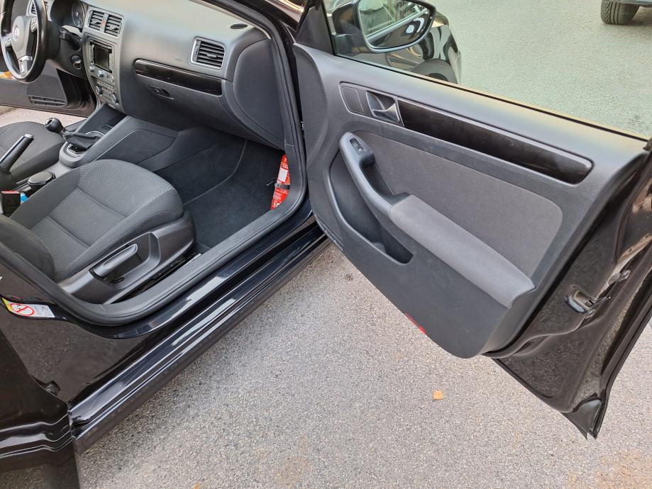 VW Jetta 1,6 TDI 77kw navigacija, aut klima, parkirni senzori, fotografija 14
