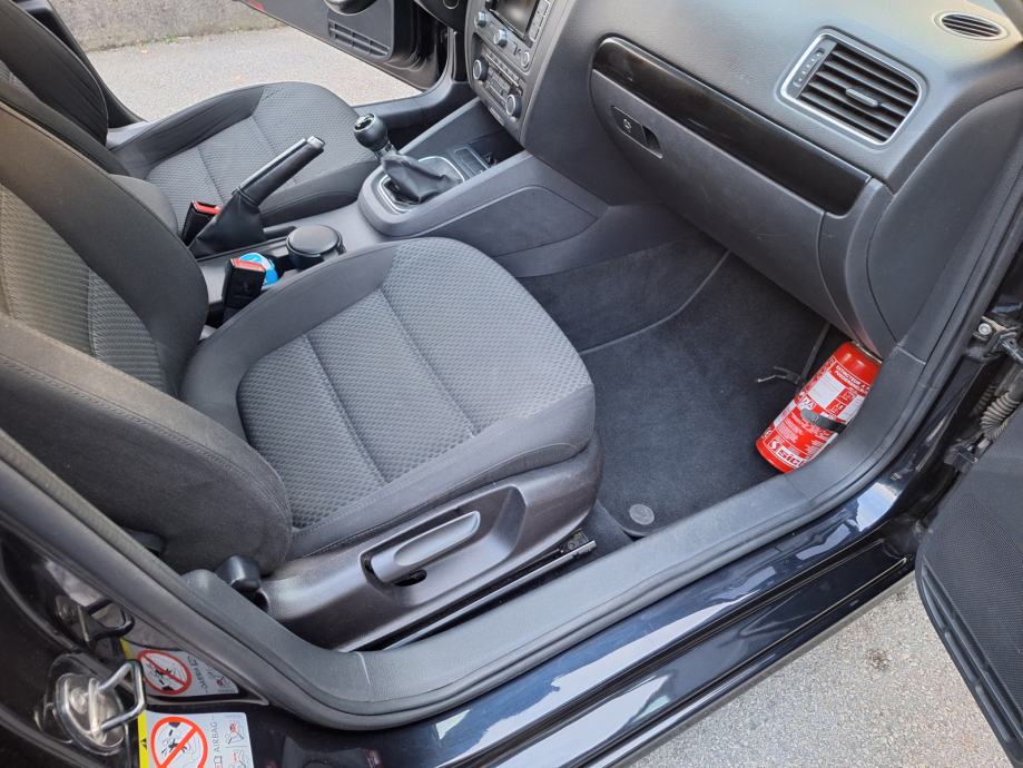 VW Jetta 1,6 TDI 77kw navigacija, aut klima, parkirni senzori, fotografija 13