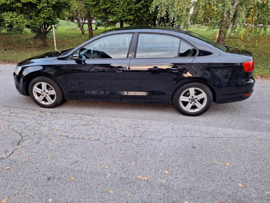 VW Jetta 1,6 TDI 77kw navigacija, aut klima, parkirni senzori, fotografija 3