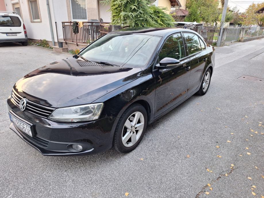 VW Jetta 1,6 TDI 77kw navigacija, aut klima, parkirni senzori, fotografija 8