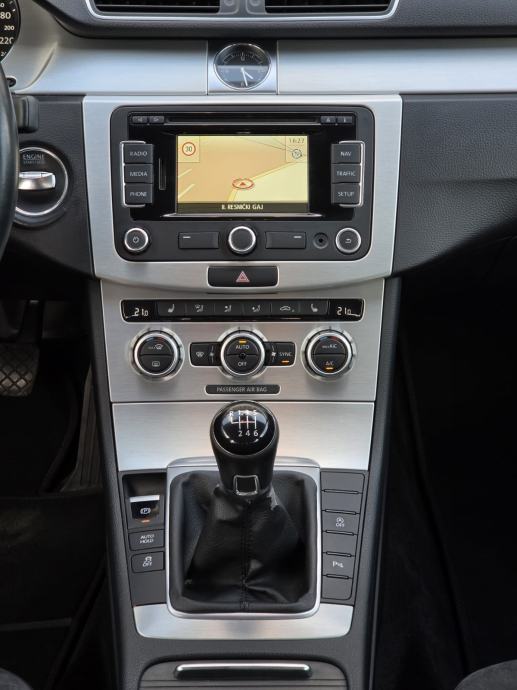 VW Passat 1,6 TDI ● HIGHLINE ● SERVISNA ● NOVE GUME ● Reg. 04/2027., fotografija 14