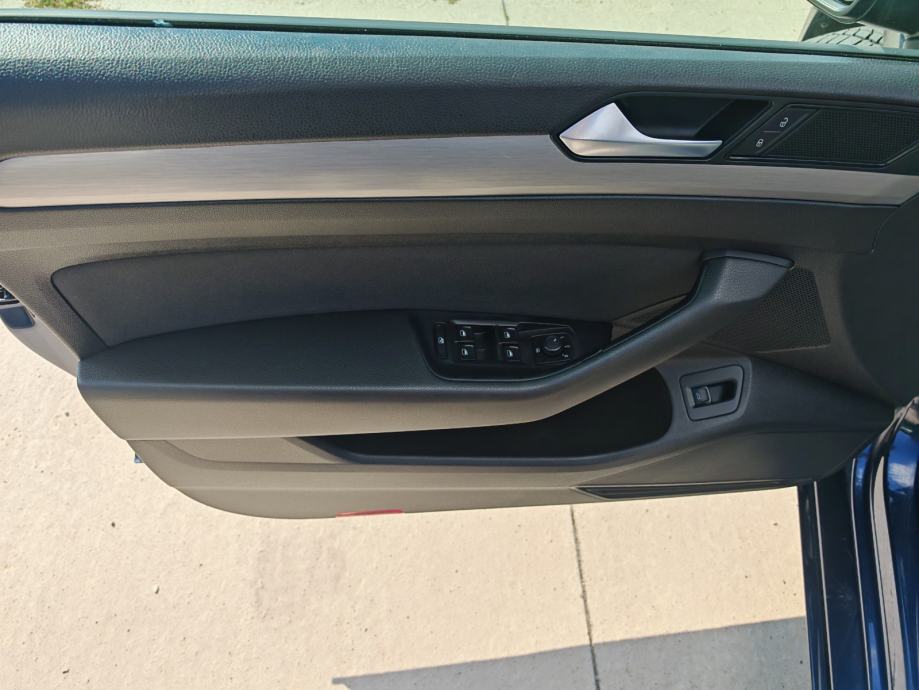 VW Passat karavan 1.6 TDI 6 brzina *VELIKI SERVIS*GRIJANA SJEDALA*, fotografija 9