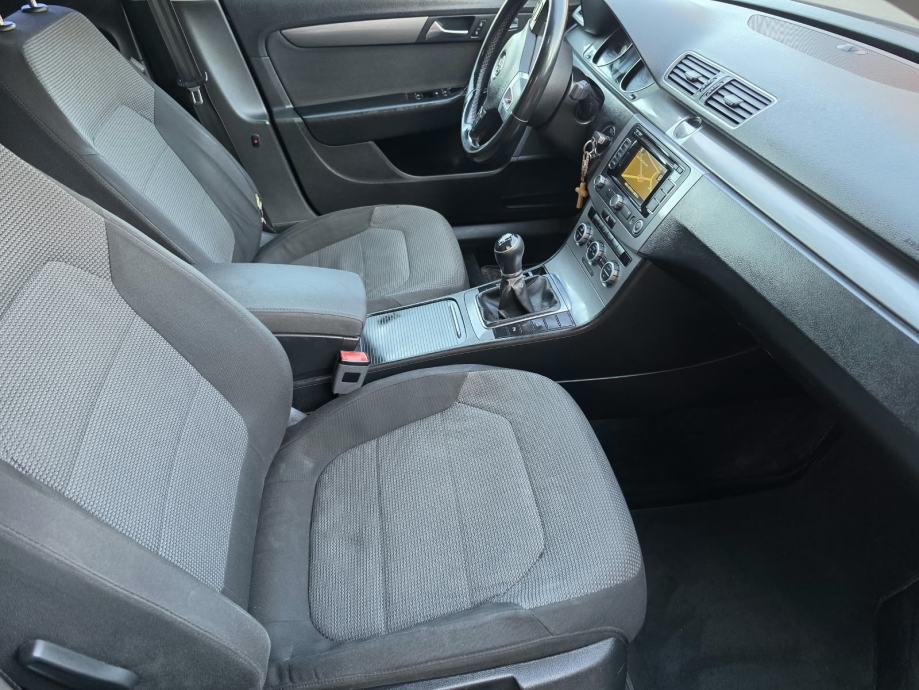 VW Passat Variant 1,6 TDI BMT //DIG.KLIMA//NAVI//ALU//PDC//REG 04/27//, fotografija 13
