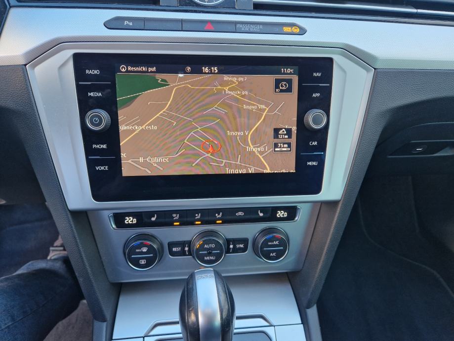 VW Passat Variant 2,0 TDI automatik - KOMFORTLINE-NAVI-F1-ACC-PDC..., fotografija 11