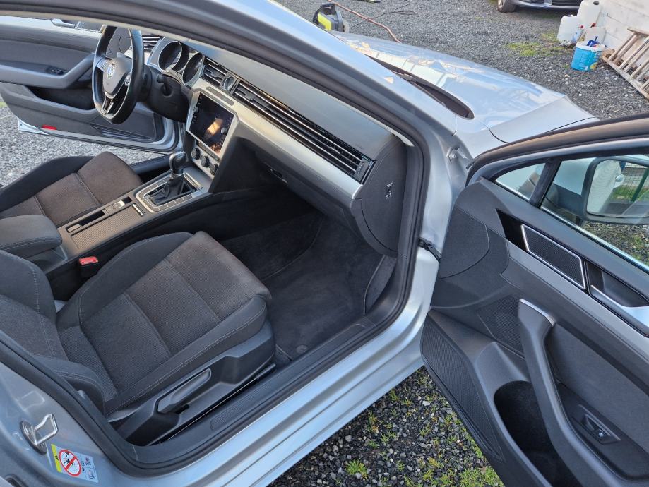 VW Passat Variant 2,0 TDI automatik - KOMFORTLINE-NAVI-F1-ACC-PDC..., fotografija 14