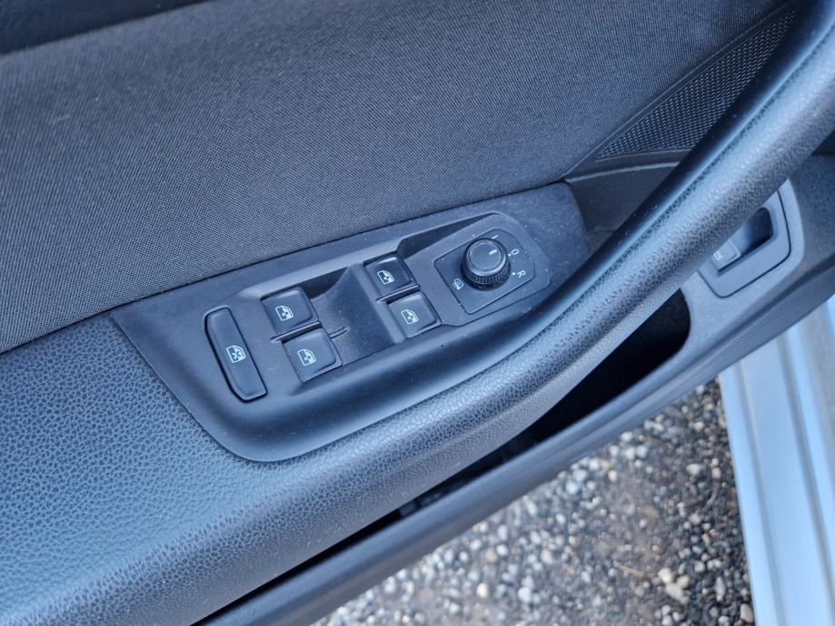 VW Passat Variant 2,0 TDI automatik - KOMFORTLINE-NAVI-F1-ACC-PDC..., fotografija 16