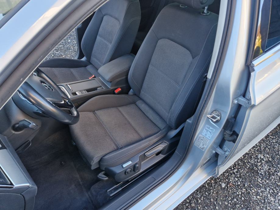 VW Passat Variant 2,0 TDI automatik - KOMFORTLINE-NAVI-F1-ACC-PDC..., fotografija 17