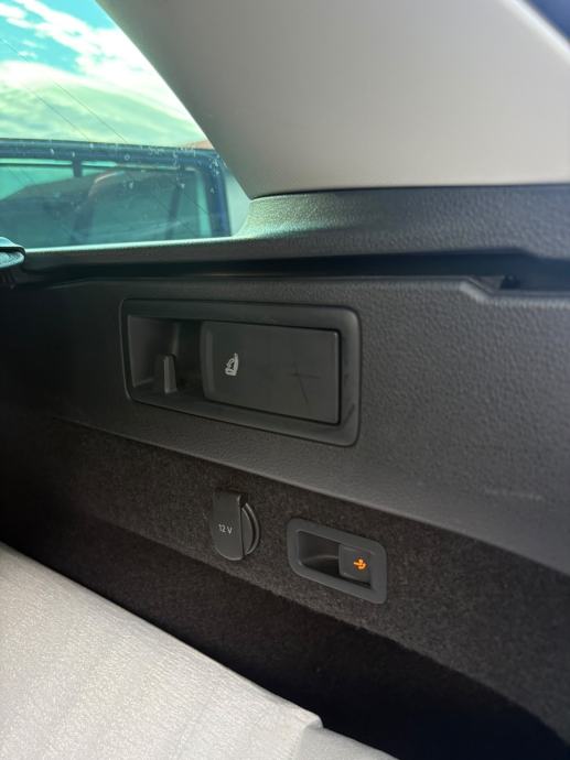 VW Passat Variant 2.0TDI DSG R-Line,IQ.Light,Discover Pro,Kamera,reg, fotografija 17