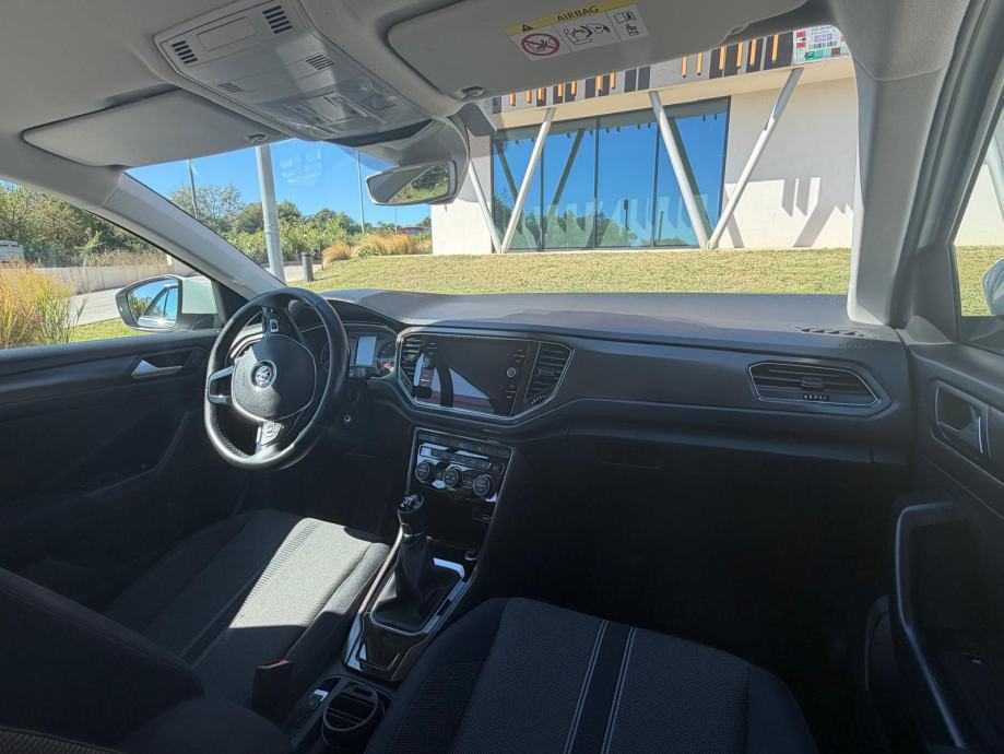 VW T-Roc 1,0 TSI - za 13.000€ do 25.10. / u odličnom stanju!, fotografija 4