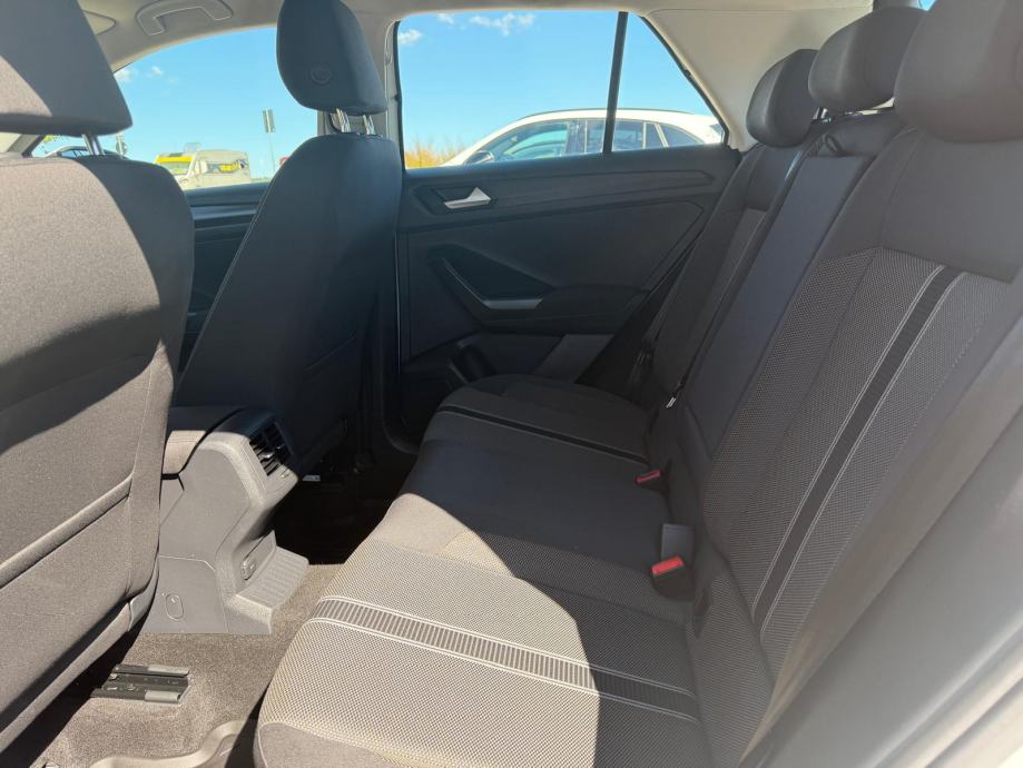 VW T-Roc 1,0 TSI - za 13.000€ do 25.10. / u odličnom stanju!, fotografija 10