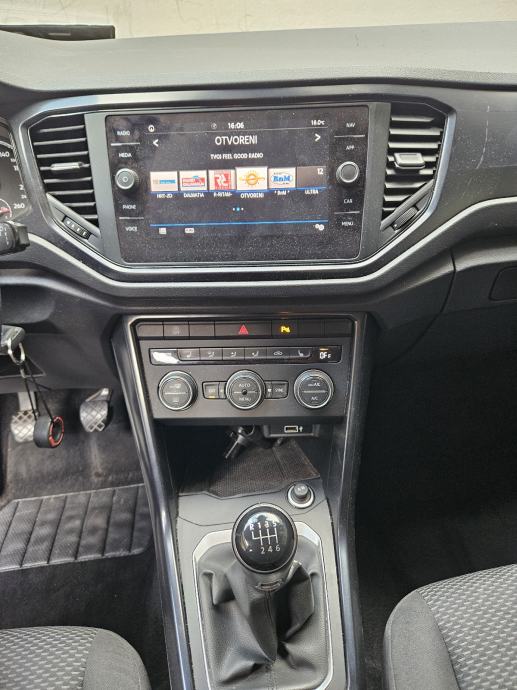VW T-ROC 1,0 TSI OŠTEČEN, fotografija 11