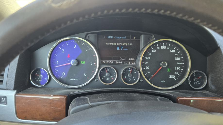 VW Touareg 3,0 V6 TDI, fotografija 8