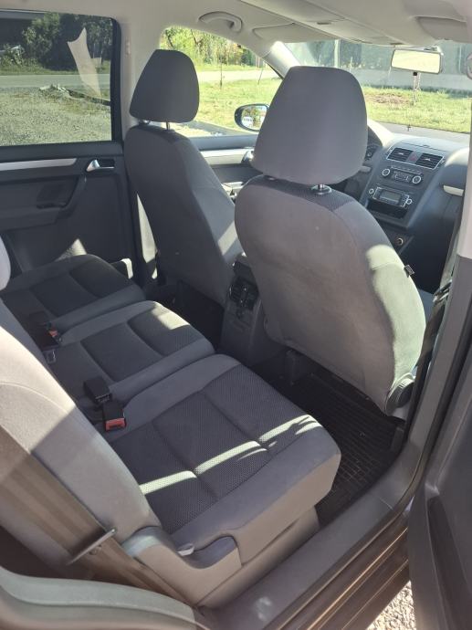 VW Touran 1,6 TDI 7 sjedala, reg godinu dana, fotografija 6