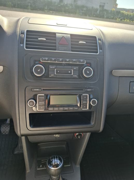 VW Touran 1,6 TDI 7 sjedala, reg godinu dana, fotografija 8