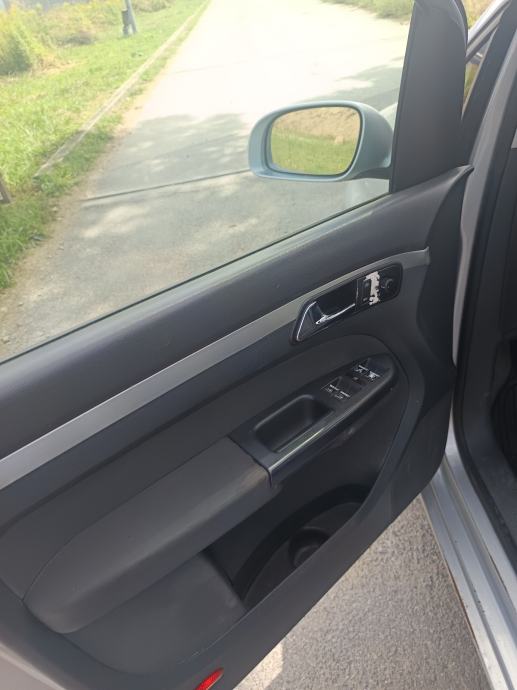 VW Touran 2,0 TDI *automatik*, fotografija 12