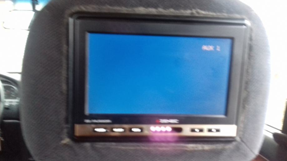 PRODAJEM AUTO DVD PLAYER SA DODATNIM EKRANOM ZA NASLON