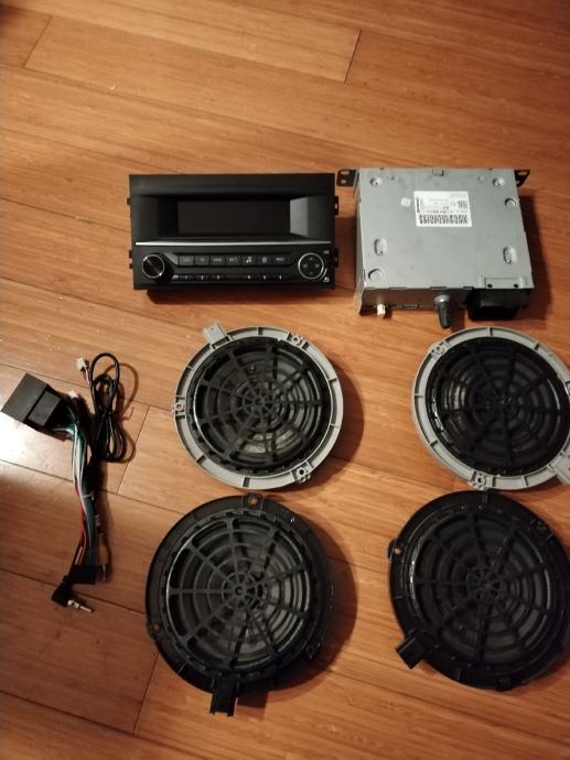 Original Peugeot 308 t9 radio i zvučnici sve ispravno i sve radi