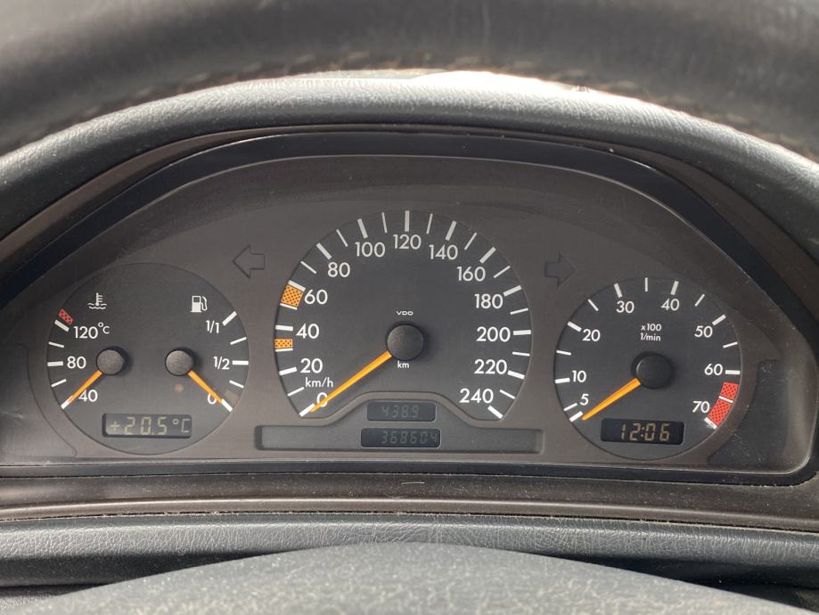 Mercedes Benz instrument tabla , kilometar sat