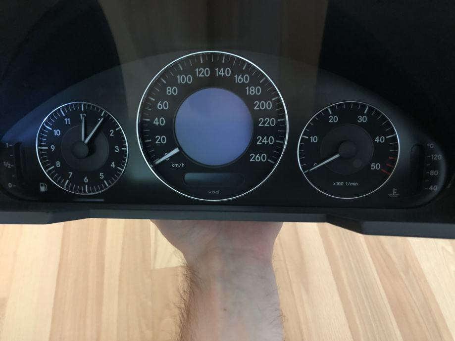 Mercedes EKlasa W211 brzinomjer kilometar sat ( 0209 )
